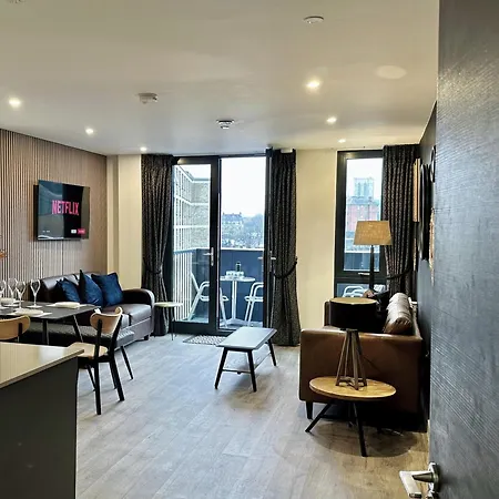 38 With Minster Views, Parking And Gym شقة