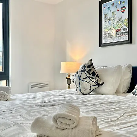 38 With Minster Views, Parking And Gym شقة *